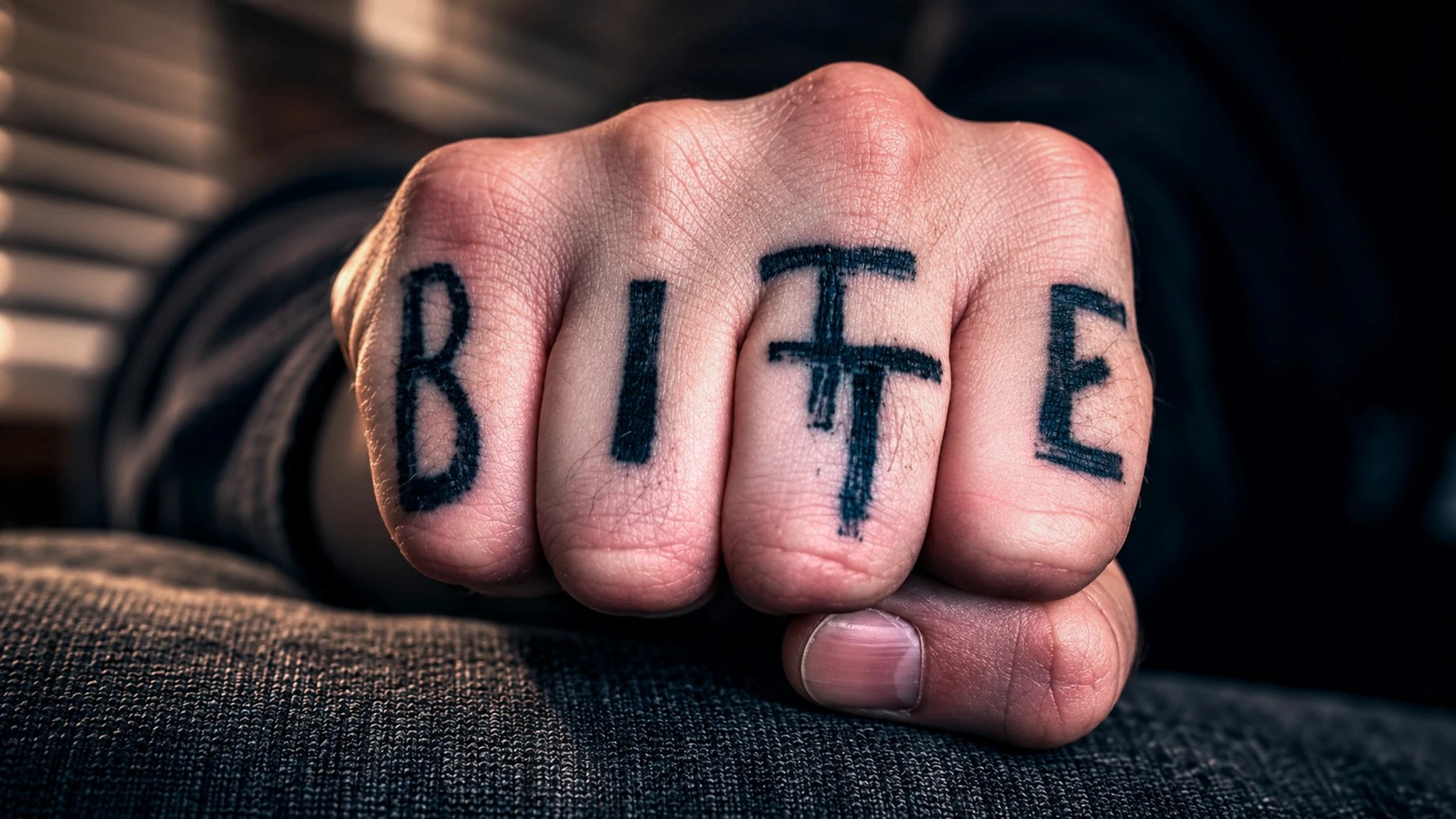 BITTE na kloubech: něžné slovo vyryté na tvrdém místě