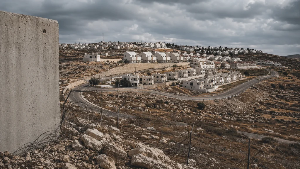 Osady na Západním břehu jako symbol konfliktu o mapu, silnice a budoucí hranice Palestiny.
